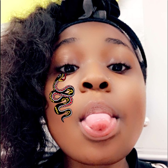 Meet your Posher, Niaya - Picture 1 of 1